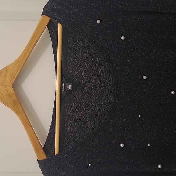 Simply Vera Vera Wang charcoal gray sweater with bell sleeves and pearl decal. - Picture 2 of 7